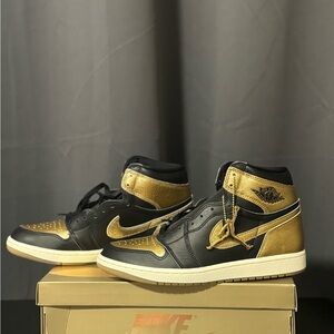 Nike Air Jordan 1 Retro High OG “Black and Gold”